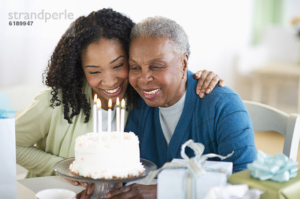 Mutter und Tochter Geburtstag feiern