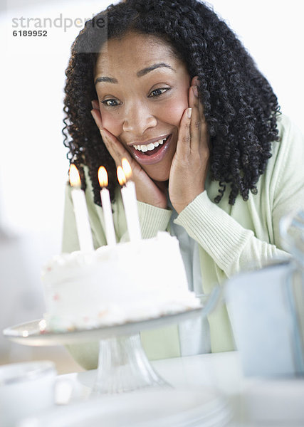 Frau  sehen  mischen  Geburtstag  Kuchen  Mixed