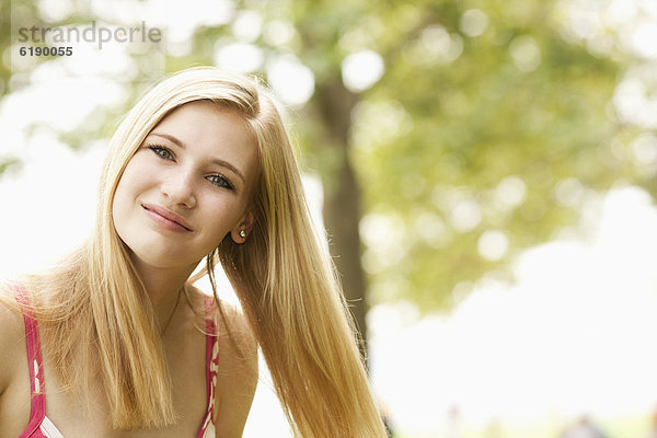Jugendlicher  Europäer  lächeln  Mädchen