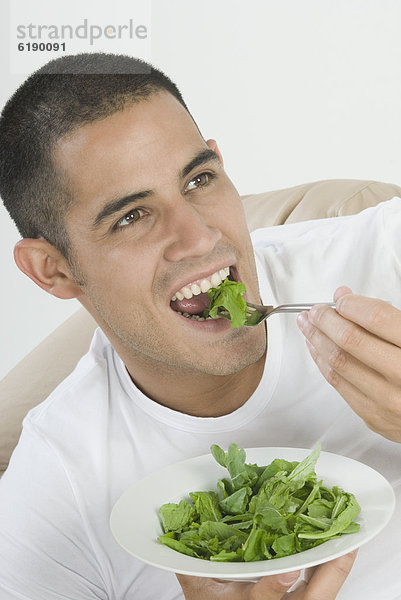 Mann  Hispanier  Salat  essen  essend  isst