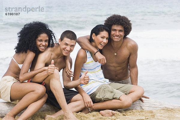 Freundschaft  Entspannung  Strand  multikulturell
