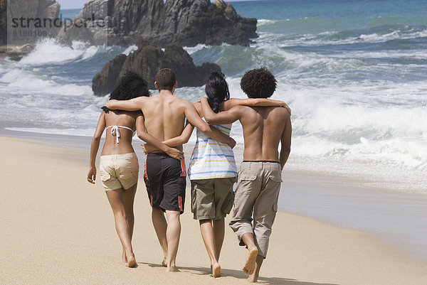 Freundschaft  gehen  Strand  multikulturell