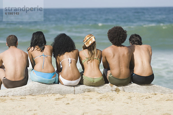 Freundschaft Entspannung Strand multikulturell
