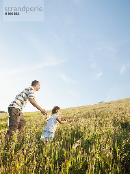 hoch  oben  Zusammenhalt  gehen  Menschlicher Vater  Hügel  Tochter