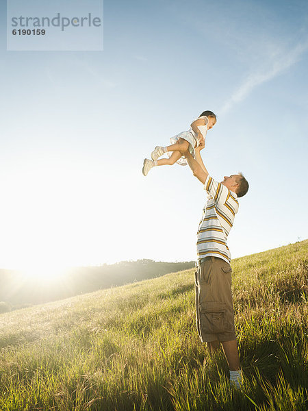 stehend  Menschlicher Vater  heben  Feld  Tochter