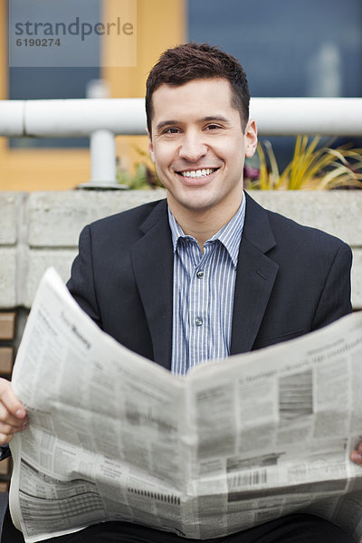 Geschäftsmann mischen Mixed Zeitung vorlesen