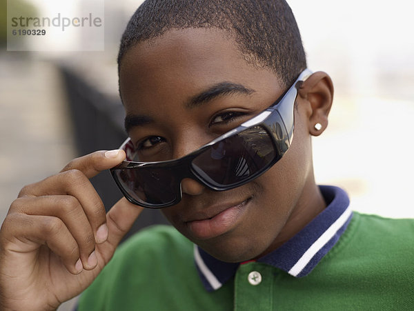 Jugendlicher  Junge - Person  über  beobachten  Sonnenbrille