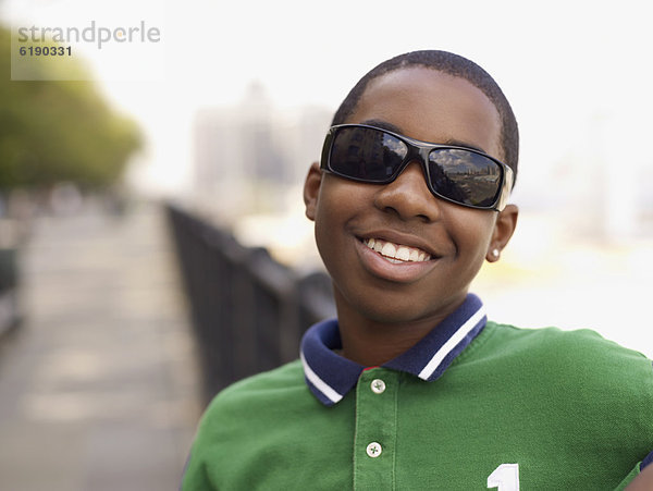 Jugendlicher  lächeln  Junge - Person  Sonnenbrille