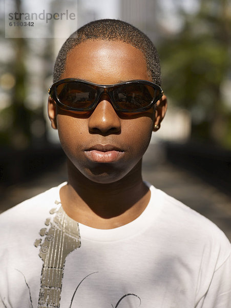 Jugendlicher  Junge - Person  Kleidung  Sonnenbrille