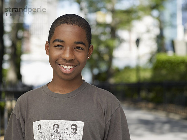 Städtisches Motiv  Städtische Motive  Straßenszene  Straßenszene  Jugendlicher  lächeln  Junge - Person