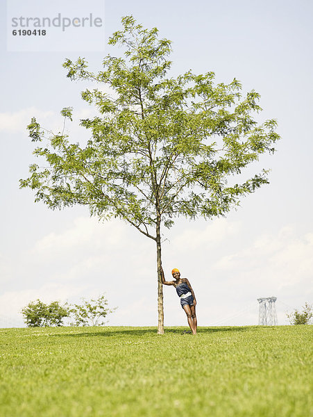 angelehnt  Frau  Baum