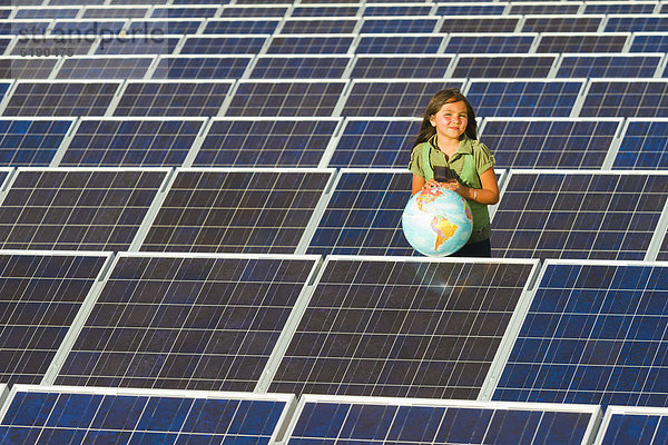 nahe  stehend  halten  amerikanisch  Sonnenenergie  Ethnisches Erscheinungsbild  Mädchen  Globus