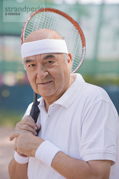 Mann Chillipulver Chilli spielen Tennis