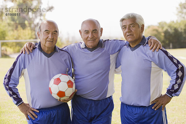 stehend Senior Senioren Zusammenhalt Spiel Fußball Chillipulver Chilli