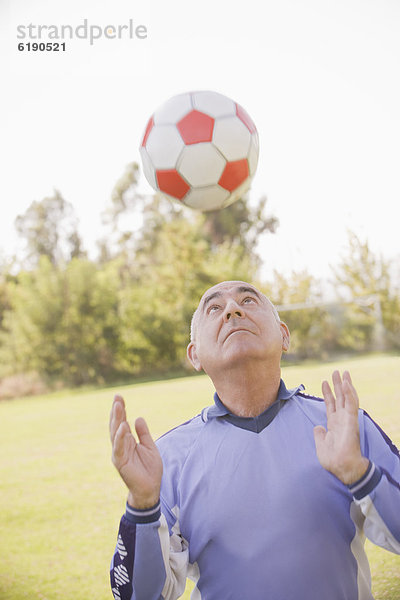 Senior Senioren werfen Spiel Fußball Ball Spielzeug Chillipulver Chilli