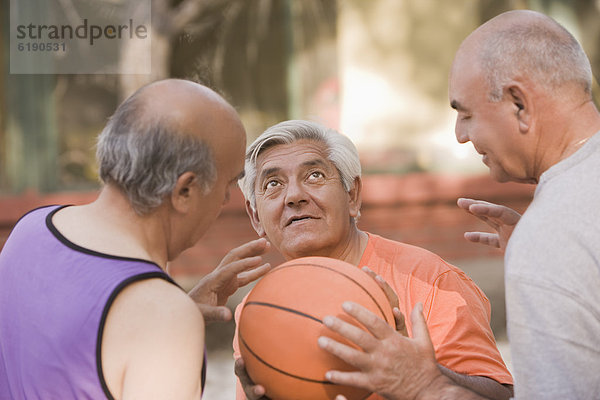 Senior  Senioren  Zusammenhalt  Mann  Basketball  Chillipulver  Chilli  spielen