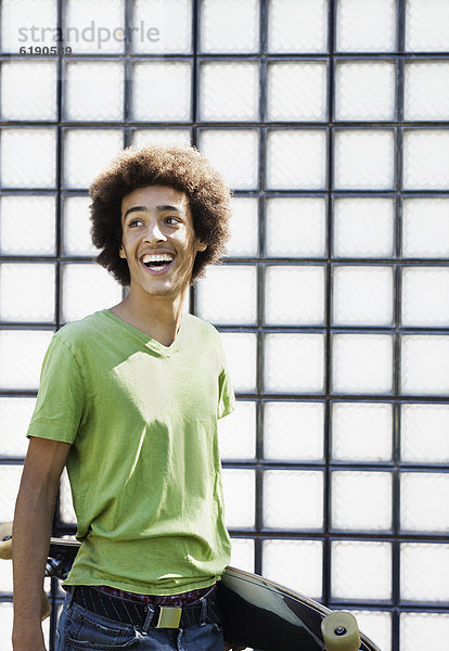 Jugendlicher  lachen  tragen  Skateboard  mischen  Mixed