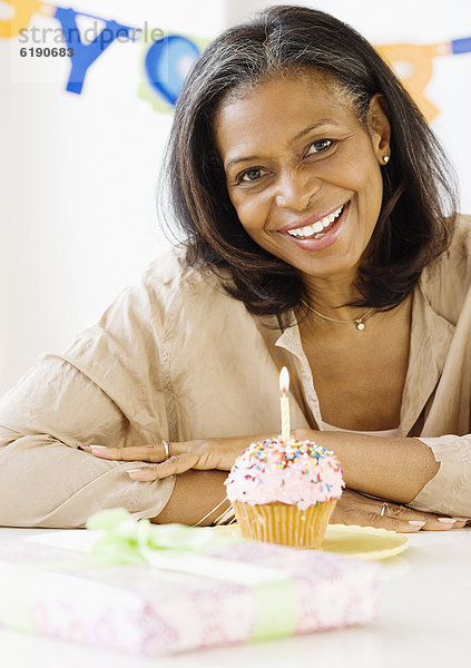 Frau  lächeln  Geburtstag  Kerze  cupcake