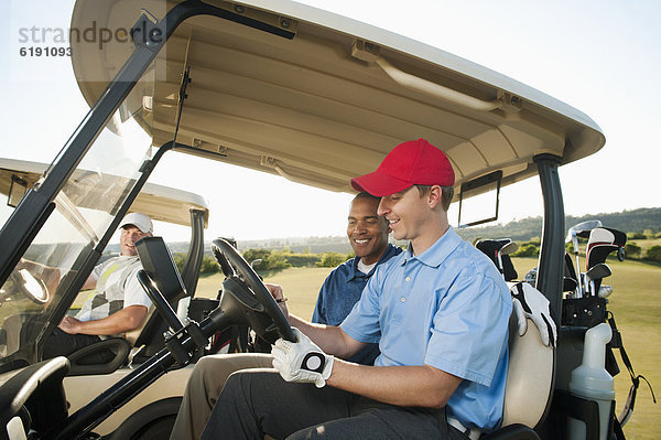 Mann  fahren  Fuhrwerk  Golfsport  Golf  Kurs