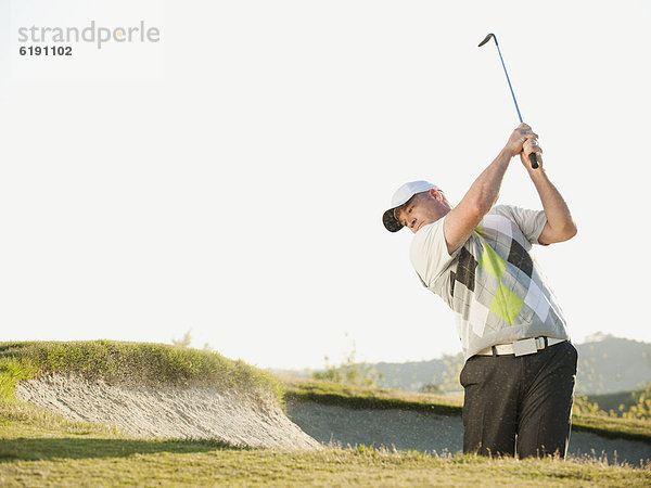 Bunker  Europäer  Golfspieler  schlagen