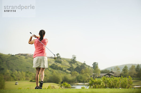 schaukeln  schaukelnd  schaukelt  schwingen  schwingt schwingend  Frau  mischen  Golfsport  Golf  Verein  Kurs  Mixed