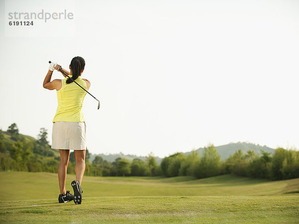 schaukeln  schaukelnd  schaukelt  schwingen  schwingt schwingend  Frau  mischen  Golfsport  Golf  Verein  Kurs  Mixed