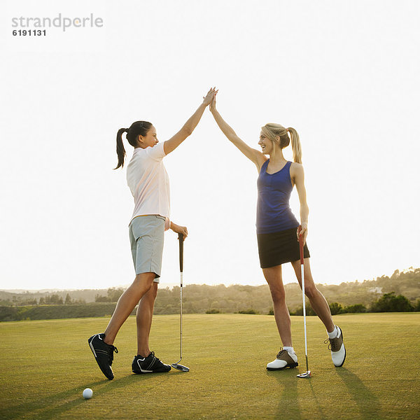 hoch  oben  Frau  Golfspieler  Golfsport  Golf  High-Five  High Five  Kurs