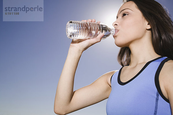 Wasser  Frau  Hispanier  durstig  trinken