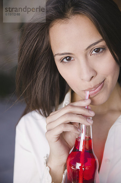 Frau  Hispanier  schlürfen  Softdrink  Flasche