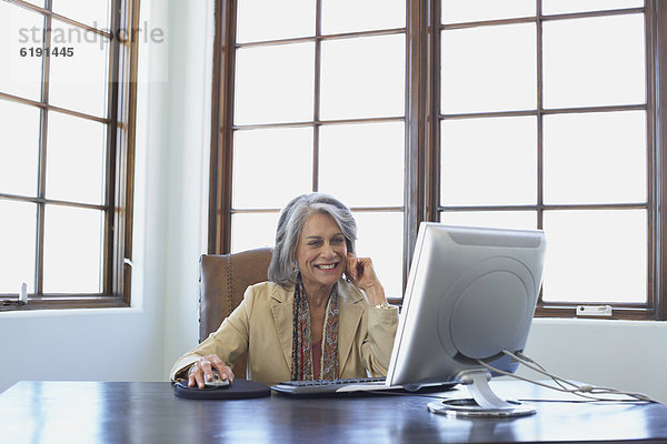 Geschäftsfrau  Computer  Schreibtisch  arbeiten  Hoffnung