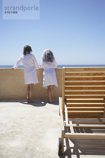 Freundschaft sehen über Balkon Urlaub