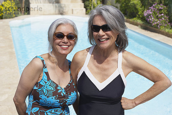 Freundschaft  baden  Beckenrand  Badebekleidung  Sonnenbrille