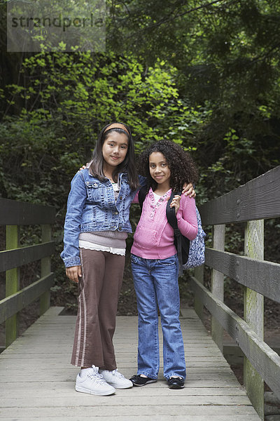 Pose Schule (Einrichtung) jung Mädchen Holzbrücke