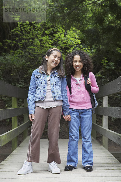 Pose Schule (Einrichtung) jung Mädchen Holzbrücke