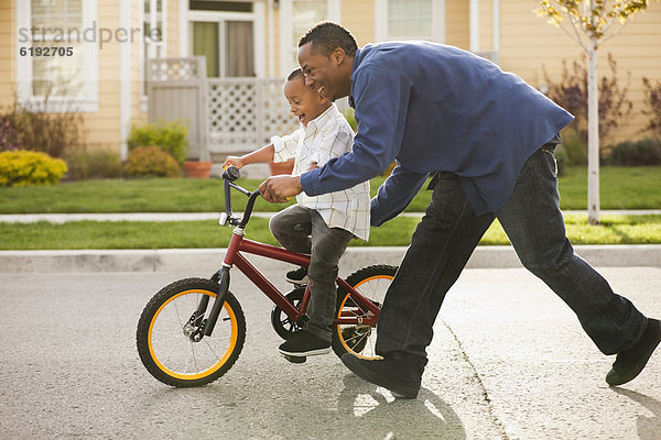 unterrichten  Menschlicher Vater  Sohn  fahren  Fahrrad  Rad  mitfahren