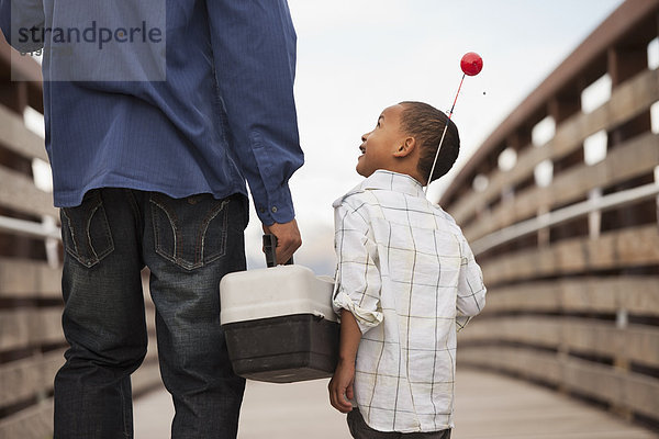 Zusammenhalt  Menschlicher Vater  Sohn  gehen  angeln