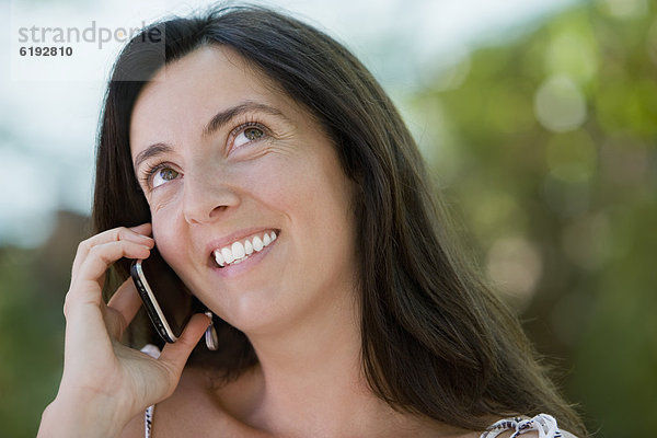 Hispanische Frau Gespräch auf Handy