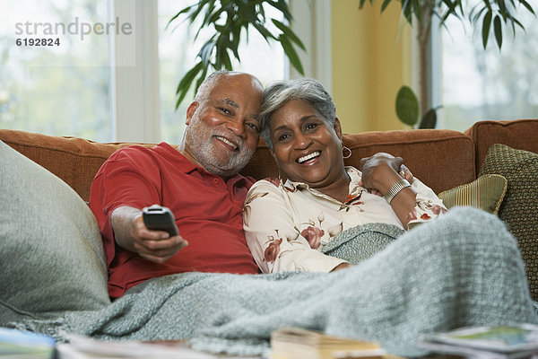 Senior Senioren sehen Fernsehen