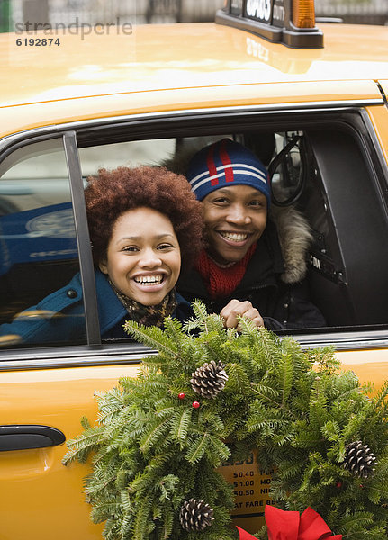 fahren  Weihnachten  Taxi  Blumenkranz  Kranz