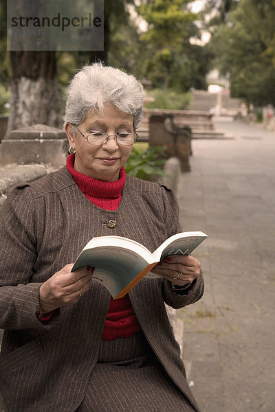 Senior  Senioren  Frau  Buch  Hispanier  Taschenbuch  vorlesen