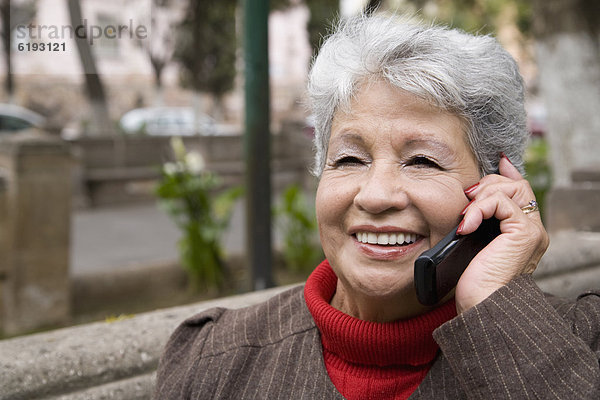 Handy  Senior  Senioren  Frau  sprechen  Hispanier