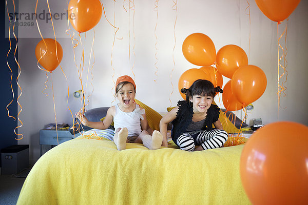 sitzend  Zusammenhalt  Luftballon  Ballon  Bett  Mädchen