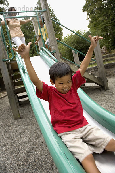 rutschen  Junge - Person  Spielplatz  Rutsche  rutschen