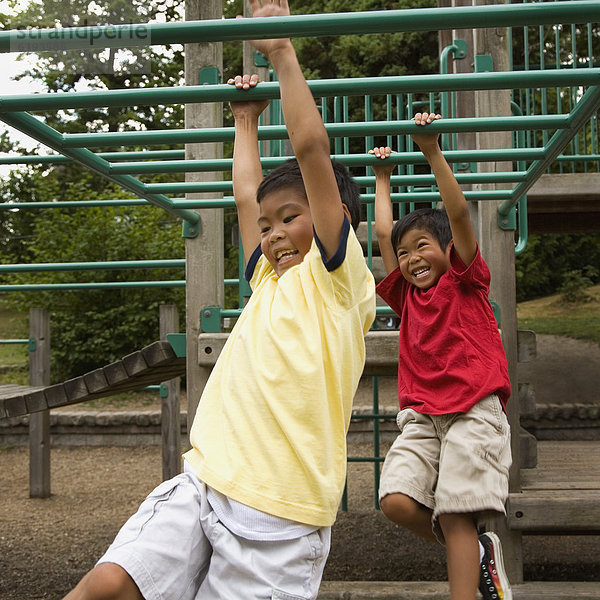 überqueren Junge - Person Spielplatz Klettergerüst