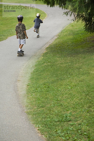 Junge - Person  Skateboarding