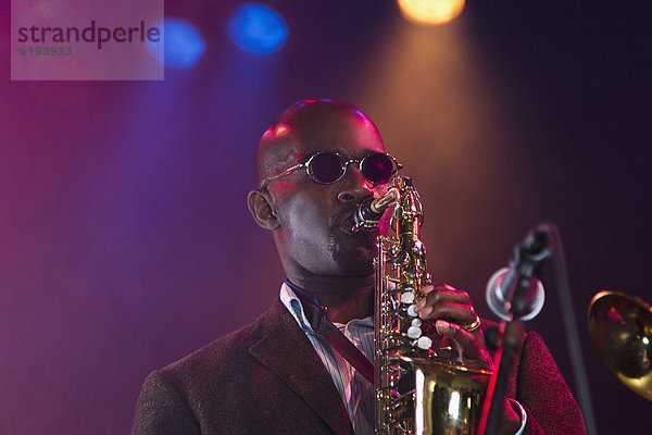 Bühne Theater Bühnen schwarz Musiker spielen Saxophon