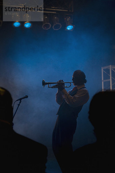 Bühne Theater  Bühnen  Musiker  spielen  Trompete