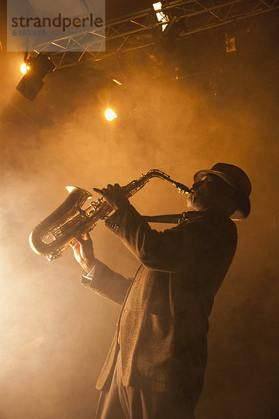 Bühne Theater  Bühnen  schwarz  Musiker  spielen  Saxophon