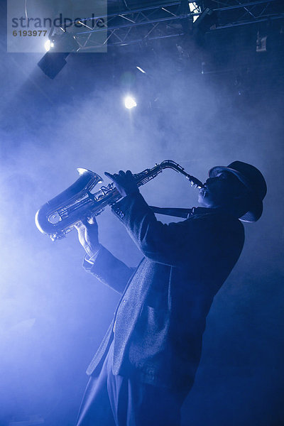 Bühne Theater  Bühnen  schwarz  Musiker  spielen  Saxophon