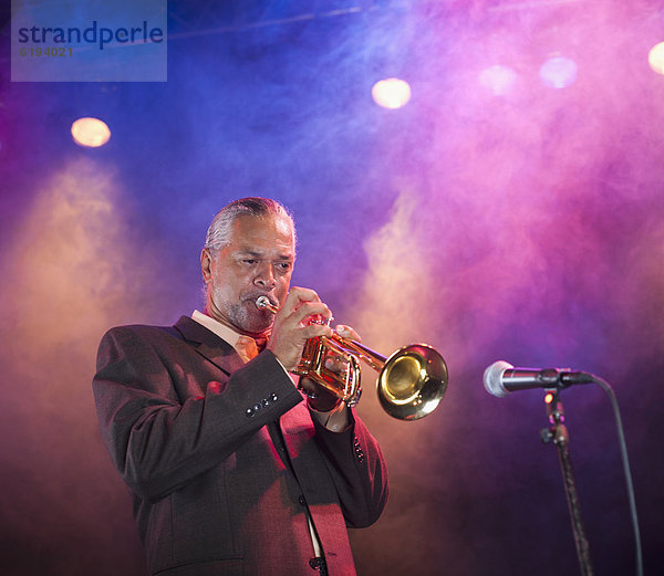 Bühne Theater  Bühnen  Musiker  spielen  Trompete